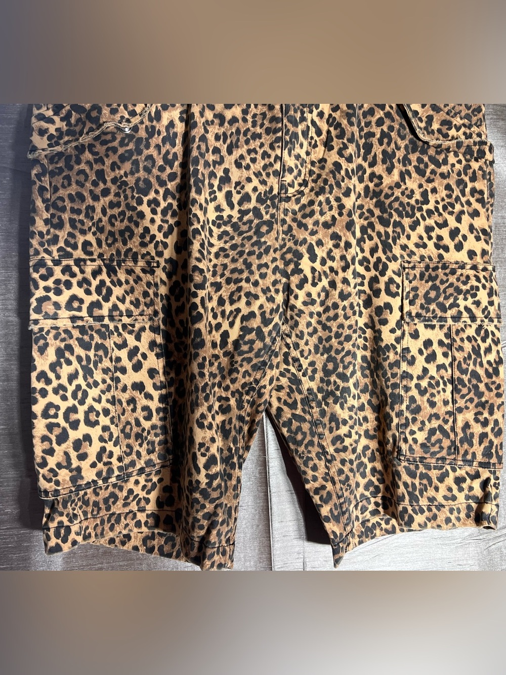 VTG GUESS Leopard Print Canvas Cargo Shorts Size 38 - Picture 4 of 10